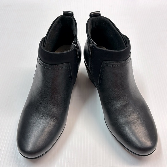 Clarks Of England Womens Shoes Emily Leather Chelsea Ankle Boots - Sz 7 1/2 - Picture 2 of 12